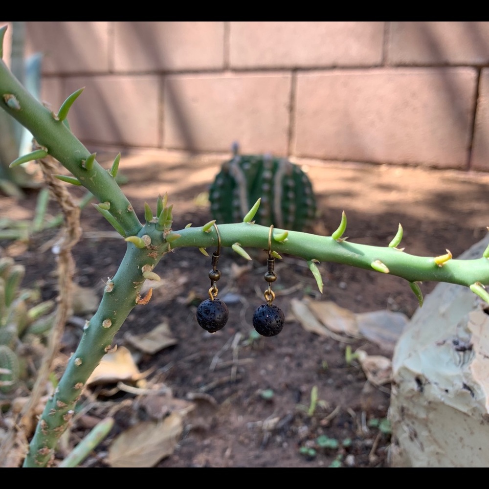 8 MM BLACK LAVA STONE FASHION DROP EARRINGS